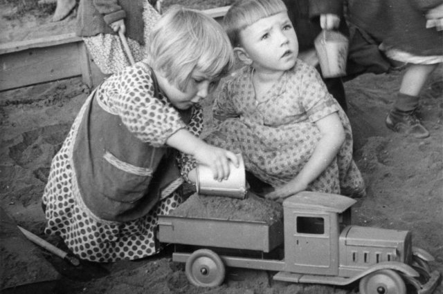 ок.1950 - Дети играют в песочнице