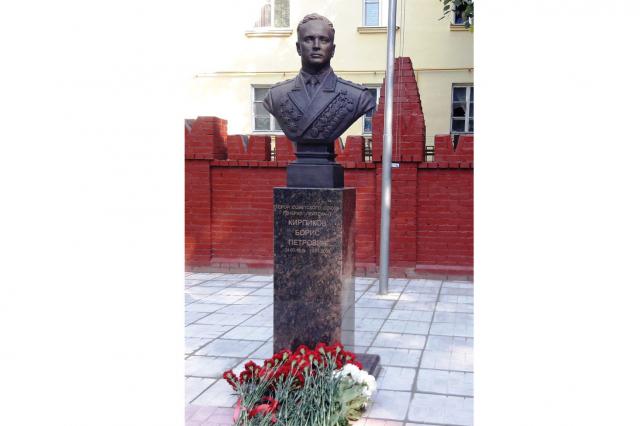 18.06.2021 - Памятник Кирпикову Борису Петровичу