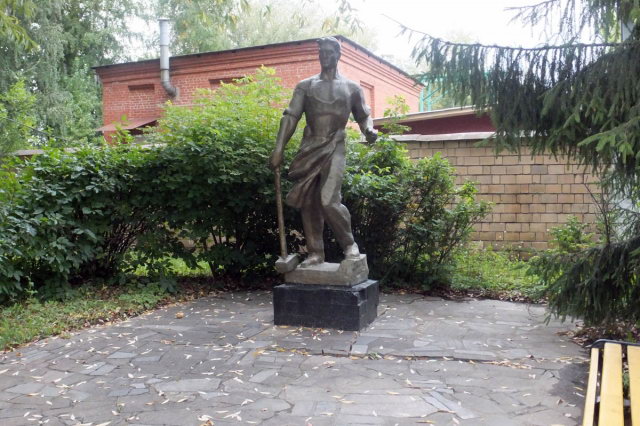 25.08.2013 - Скульптура рабочего у проходной ХМСЗ