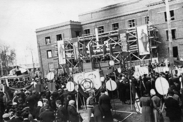 01.05.1937 - Первомайская демонстрация у строящегося ДК "Вперед"