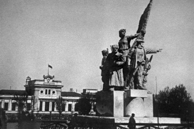 1930-е - Cкульптурная группа "Октябрь" у Савёловского вокзала