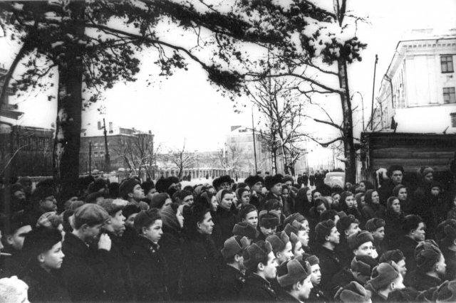 ок.1956 - Митинг у братской могилы