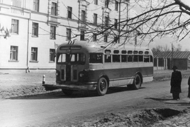 ок.1958 - Ул. Первомайская, остановка автобуса напротив общежития МФТИ №2