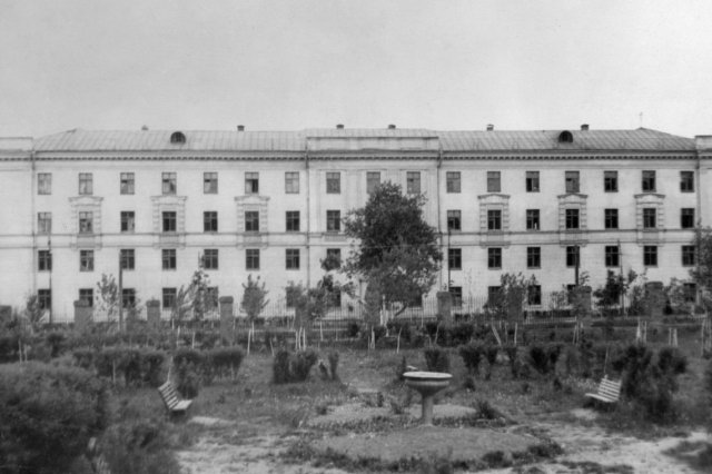 1958 - Во внутреннем дворе одного из общежитий МФТИ