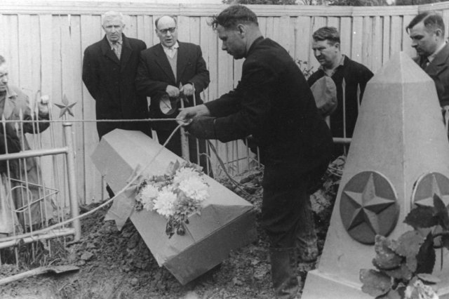 01.06.1959 - Братская могила, извлечение останков