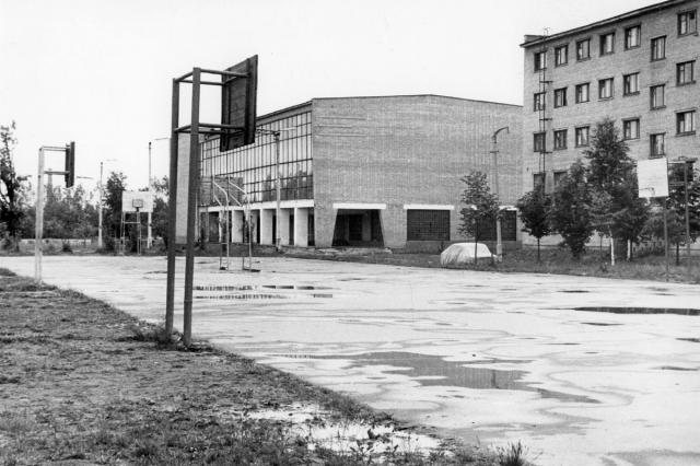 1970-е - Спортплощадка и здание бассейна МФТИ