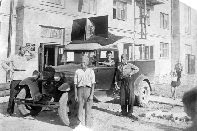 1938 - У радиоузла в левом подъезде дома ИТР-2