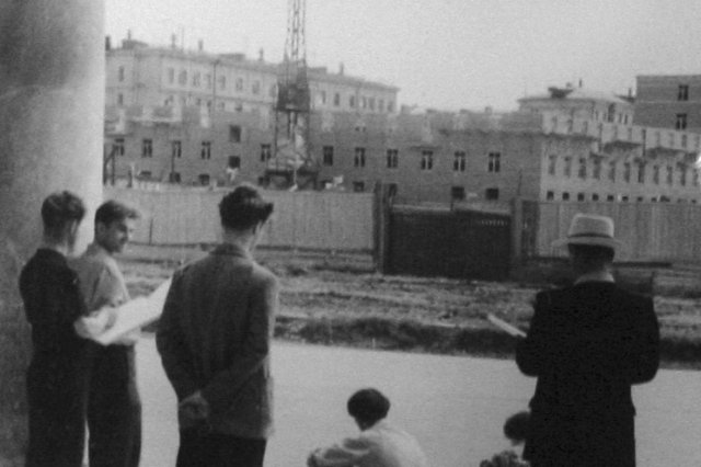 1957 - Занятия изостудии на ступеньках ДК "Вперед"