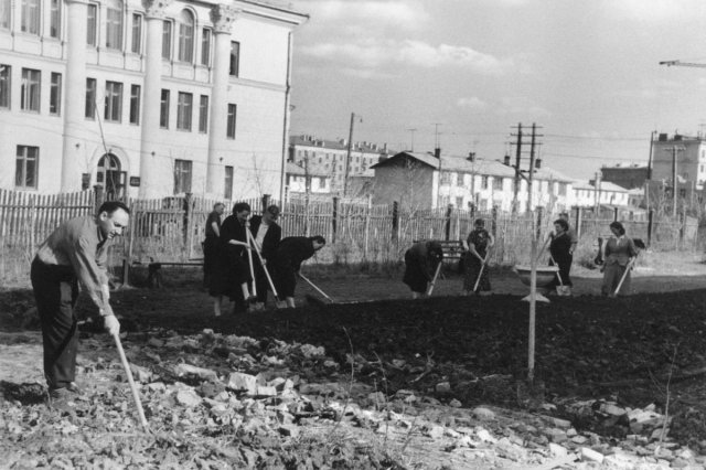 ок.1957 - Воскресник по уборке территории возле ДК "Вперед"