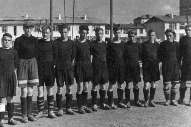 ок.1954 - Футболисты на стадионе перед ДК "Вперед"