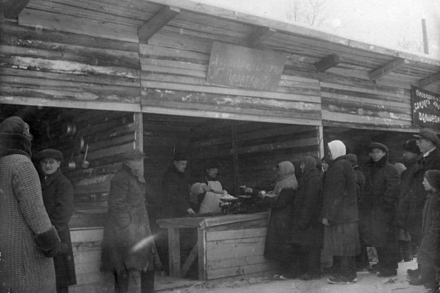 ок.1934 - На рынке Дирижаблестроя