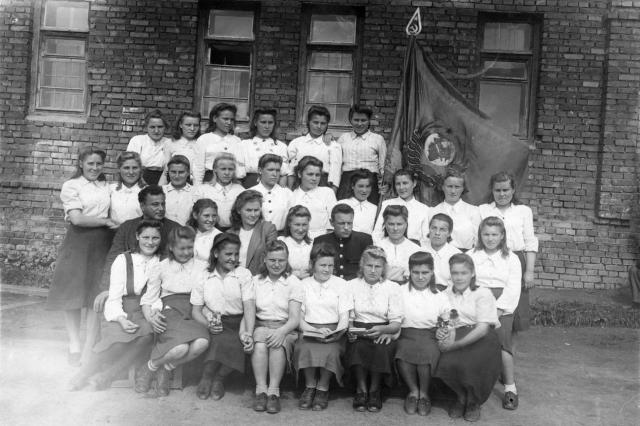 1947 - Ученики и учителя у Ремесленного училища №45