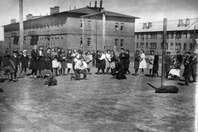 20.05.1948 - Танцы на площадке у Ремесленного училища №45
