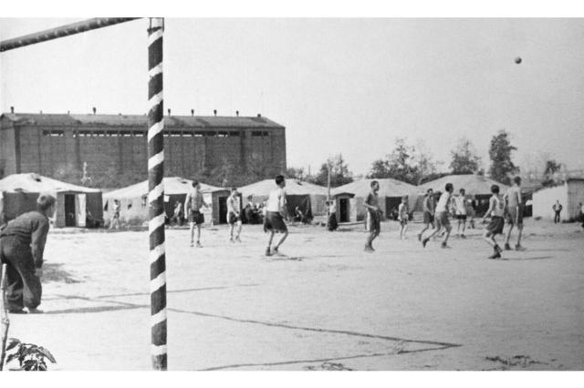 1956 - На территории лагерного отделения №9 Баковлага