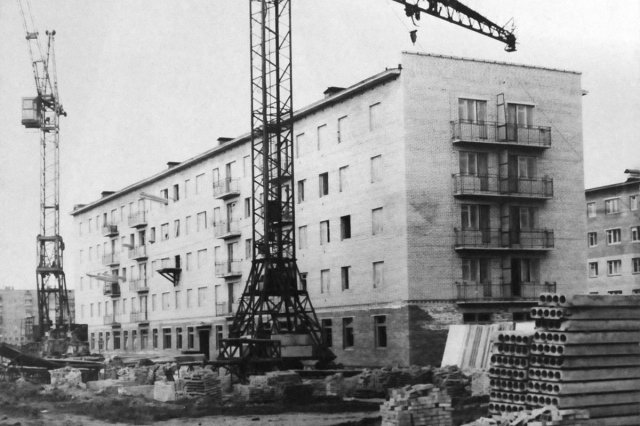 1972 - Строится дом Лаврентьева 19