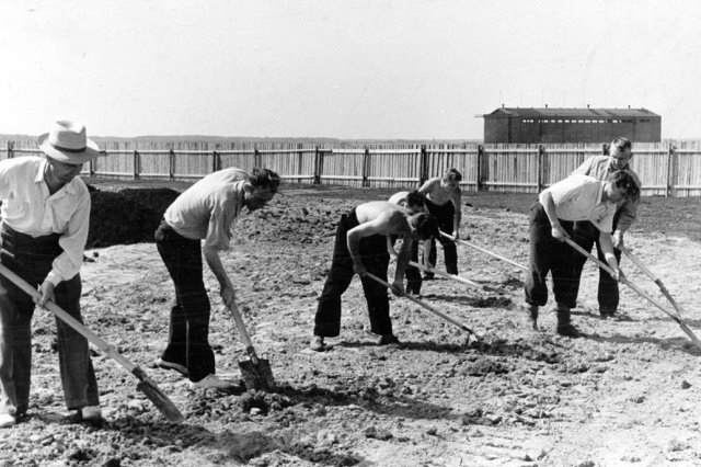 ок.1957 - Строительство стадиона "Салют"