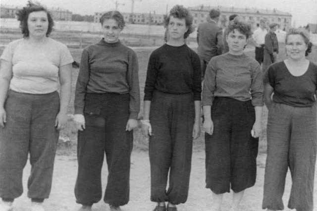 ок.1959 - Волейбольная команда на стадионе "Салют"