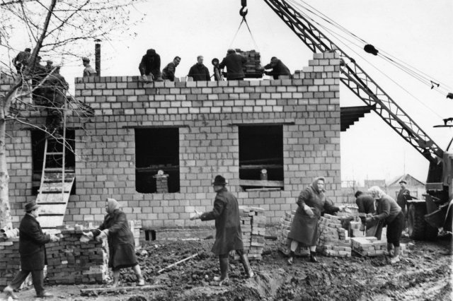1968 - Строительство кирпичного здания на стадионе "Салют"