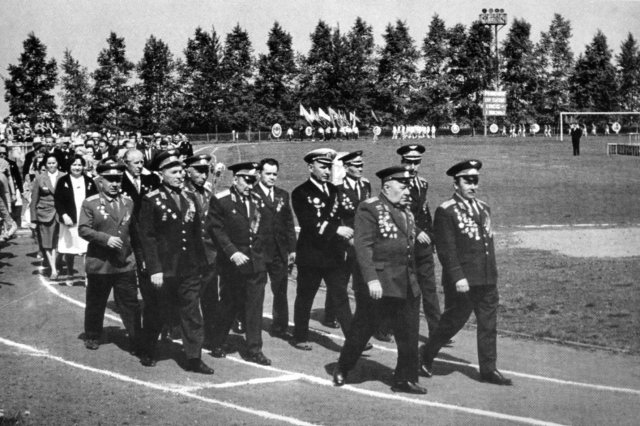ок.1975 - Праздничное шествие ветеранов на стадионе "Салют"