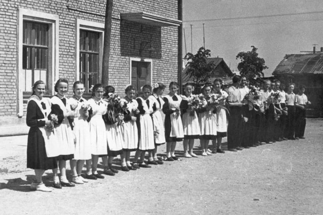 05.1957 - Возле школы Гранитного поселка