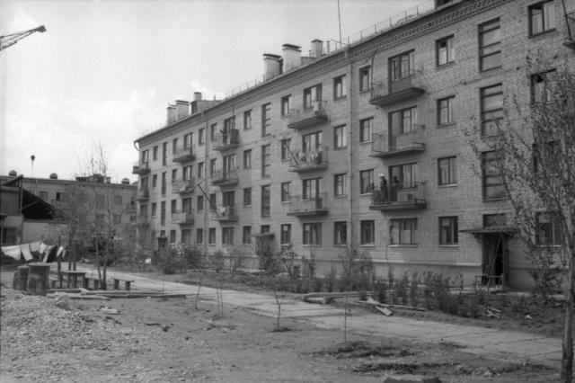 1970 - Во дворе дома Школьная 9