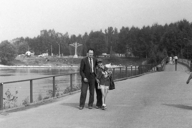1984 - Вид с пешеходной дорожки на парк аттракционов