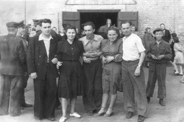 ок.1947 - У ворот клубного зала