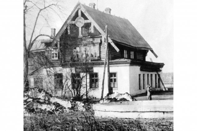 1967 - Двухэтажный дом, стоящий слева от "деревянного дома"
