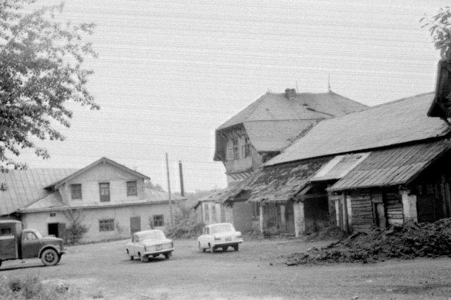 ок.1975 - Скотный двор (слева), конюшня (справа)