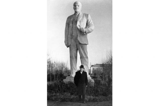 1961 - У памятника Ленину
