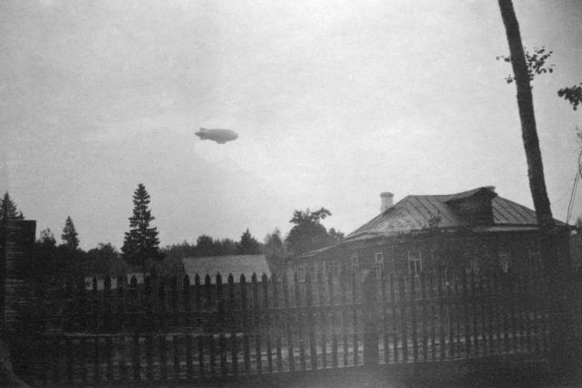 08.1937 - Дирижабль над посёлком