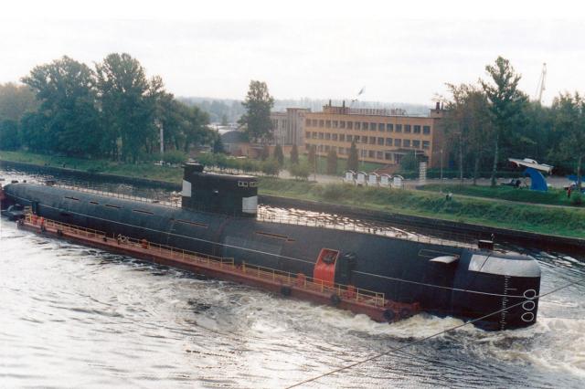 11.09.2003 - Буксировка подводной лодки по каналу им. Москвы