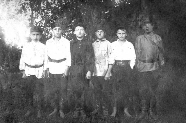 02.08.1924 - Ученики во дворе Лихачевской школы