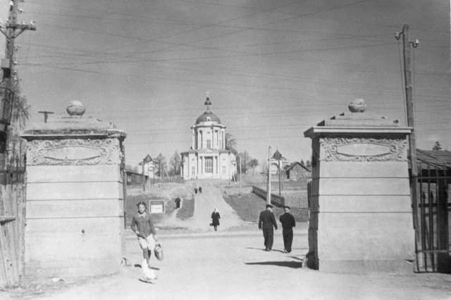 ок.1960 - Владимирский храм в Виноградово, вид от ворот усадьбы