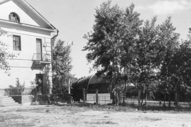 ок.1972 - Слева виден торец клуба поселка нефтебазы
