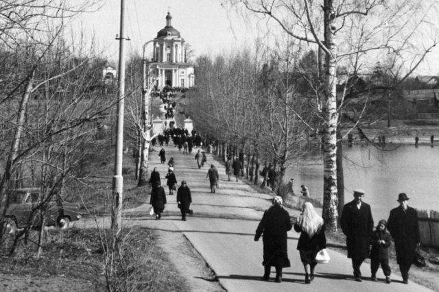 ок.1970 - В день Пасхи верующие спешат во Владимирский храм