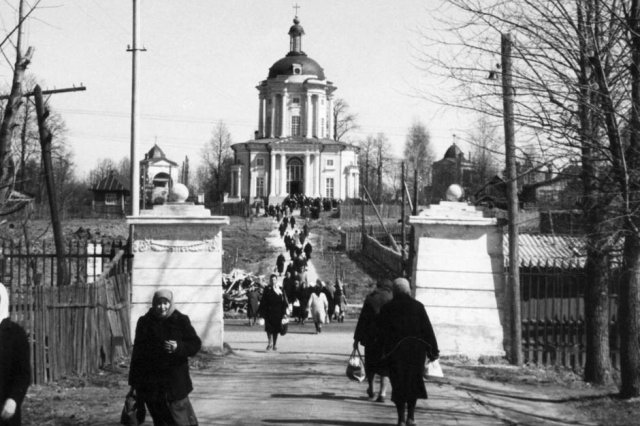 ок.1970 - В день Пасхи верующие спешат во Владимирский храм