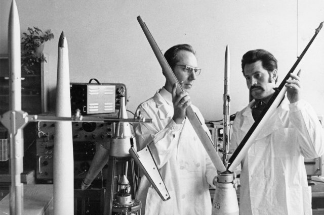 ок.1975 - Сборка метеорологической ракеты