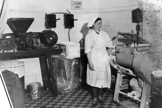 1960-е - "Дробление сахара в пудру и приготовление крема"
