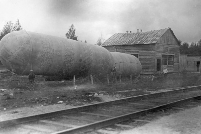 ок.1933 - Газгольдеры у деревянного здания