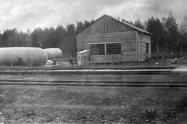 ок.1933 - Газгольдеры у деревянного здания