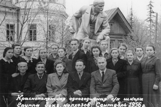1956 - Группа бухгалтеров колхозов у Главного учебного корпуса
