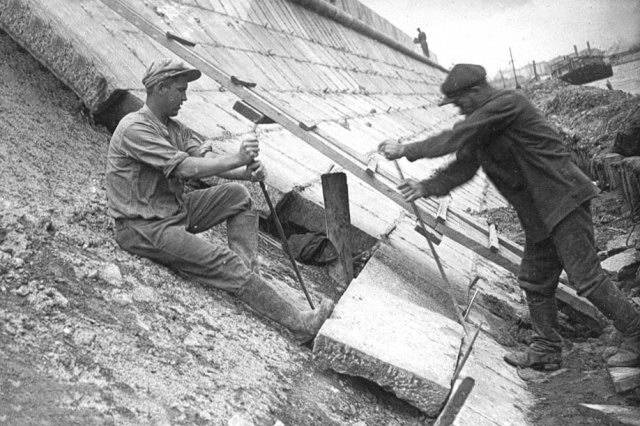1938 - Облицовка гранитными плитами берегов реки Москвы в районе Нескучного сада