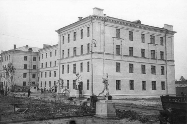 ок.1961 - Во дворе корпуса "В" общежитий МФТИ