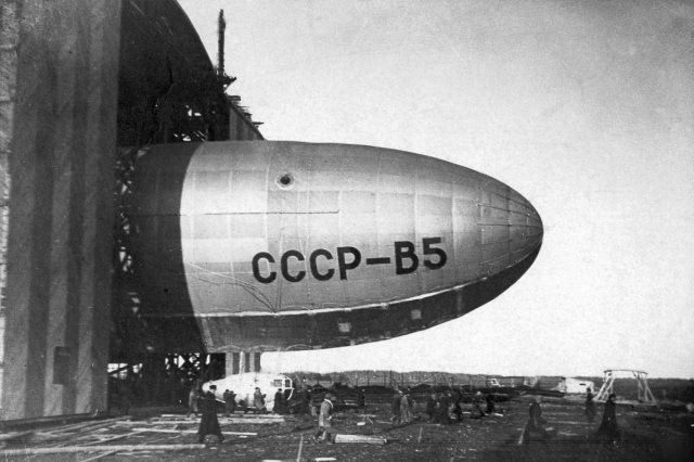 ок.1933 - Вывод дирижабля СССР-В5 из эллинга