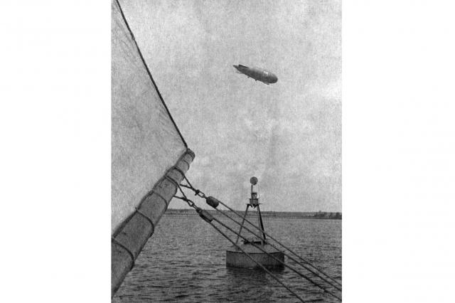 ок.1937 - Дирижабль СССР-В6 над Клязьминским водохранилищем
