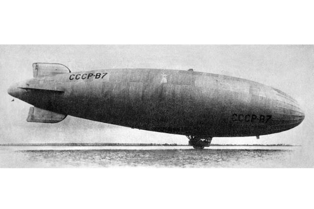 1935 - Посадка дирижабля СССР-В7бис "Челюскинец" на воду