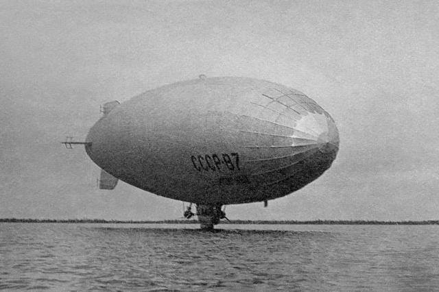 1935 - Посадка дирижабля СССР-В7бис "Челюскинец" на воду