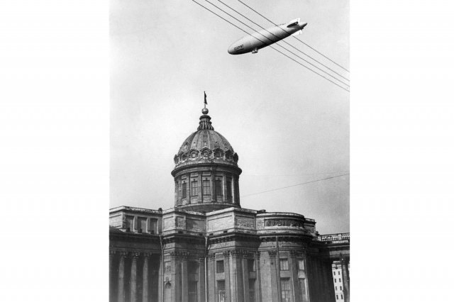 1935 - Дирижабль СССР-В7бис над Казанским собором