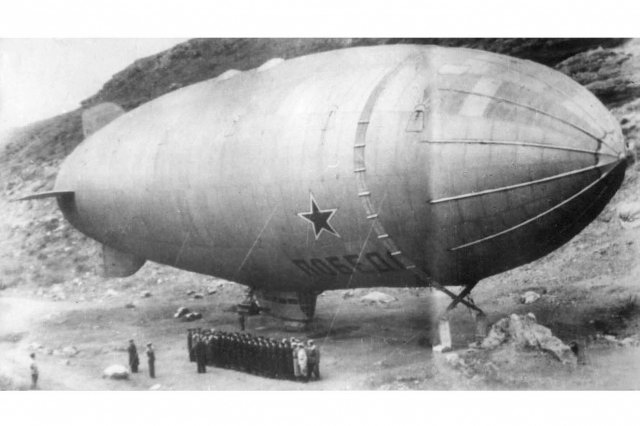 1945 - Дирижабль "Победа" на стоянке в Севастополе